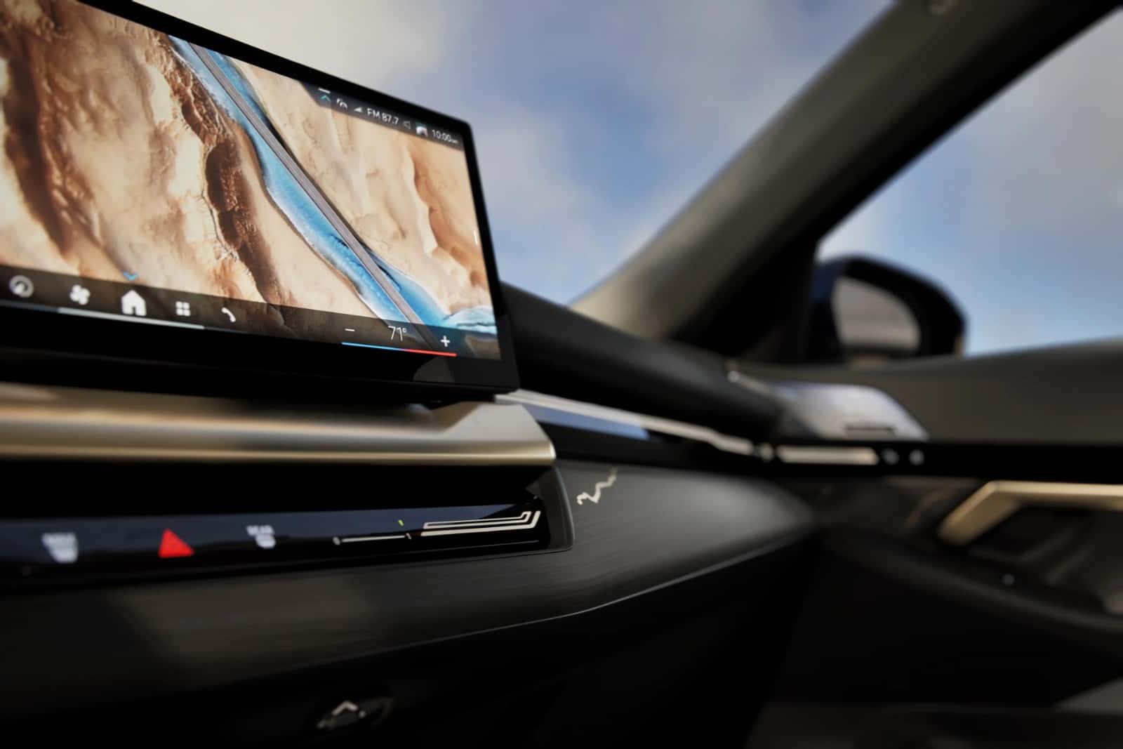 The curved display and interaction bar in a BMW 5 Series