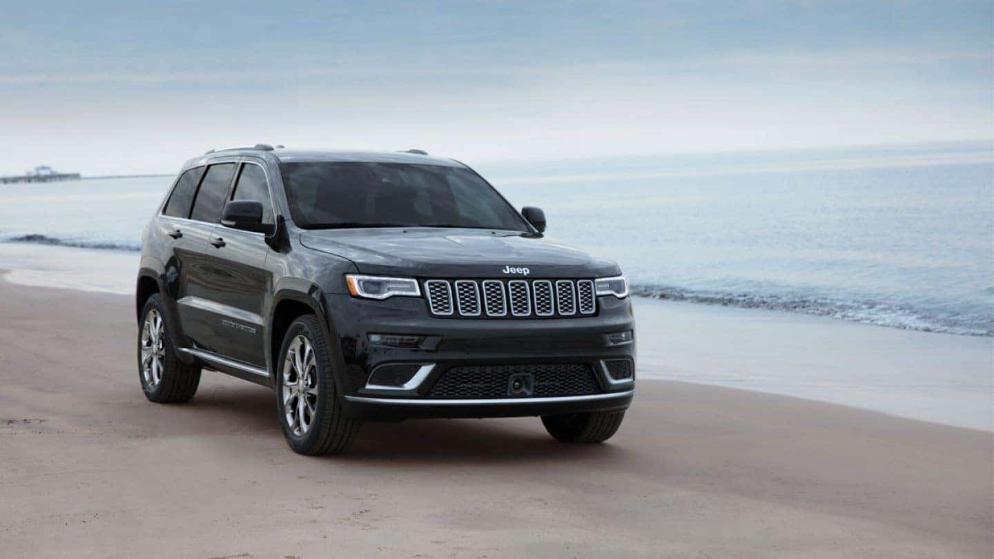 2019-Jeep-Grand-Cherokee-Gallery-Exterior-Black-Beach