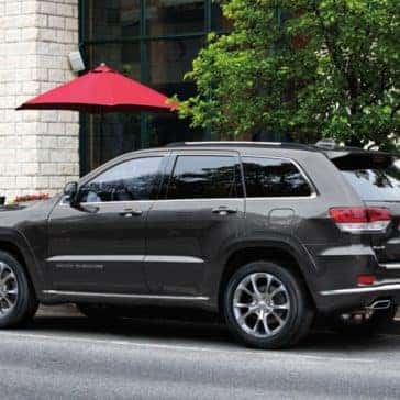 2019-Jeep-Grand-Cherokee-Gallery-Exterior-Summit-Parked