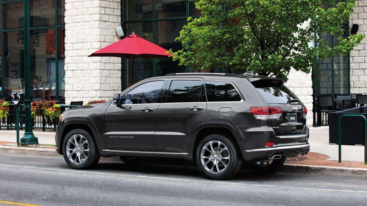 2019-Jeep-Grand-Cherokee-Gallery-Exterior-Summit-Parked