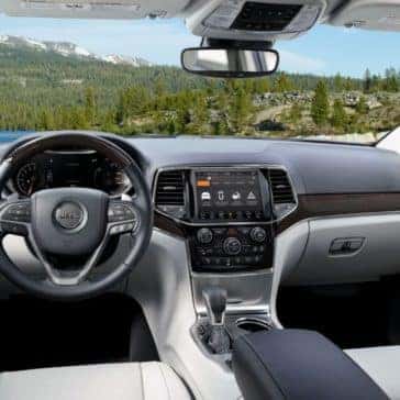 2019-Jeep-Grand-Cherokee-Gallery-Interior-White-Seats-Center-Unit