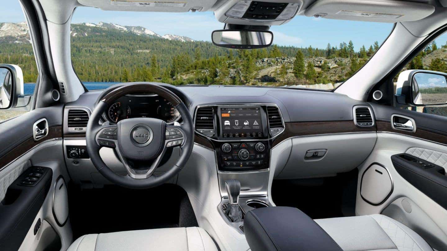 2019-Jeep-Grand-Cherokee-Gallery-Interior-White-Seats-Center-Unit