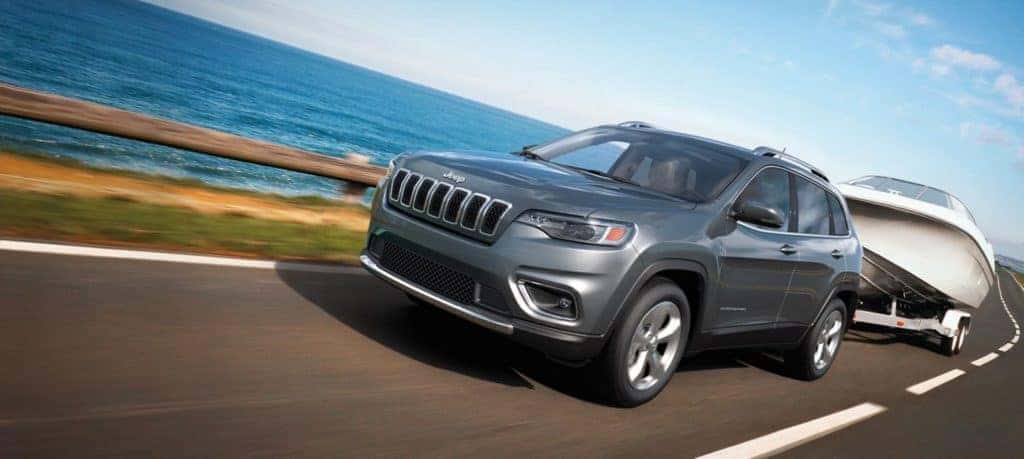 Jeep Cherokee towing highway blue/silver