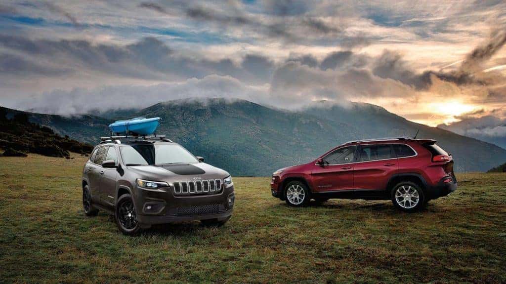 Jeep Cherokee duo silver and red open spaces